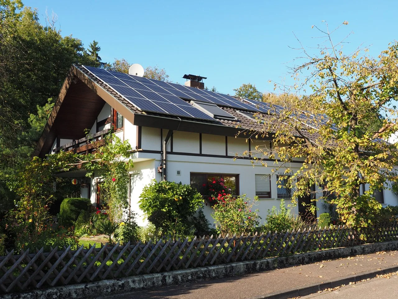 Wohnhaus mit Photovoltaikanlage auf dem Dach